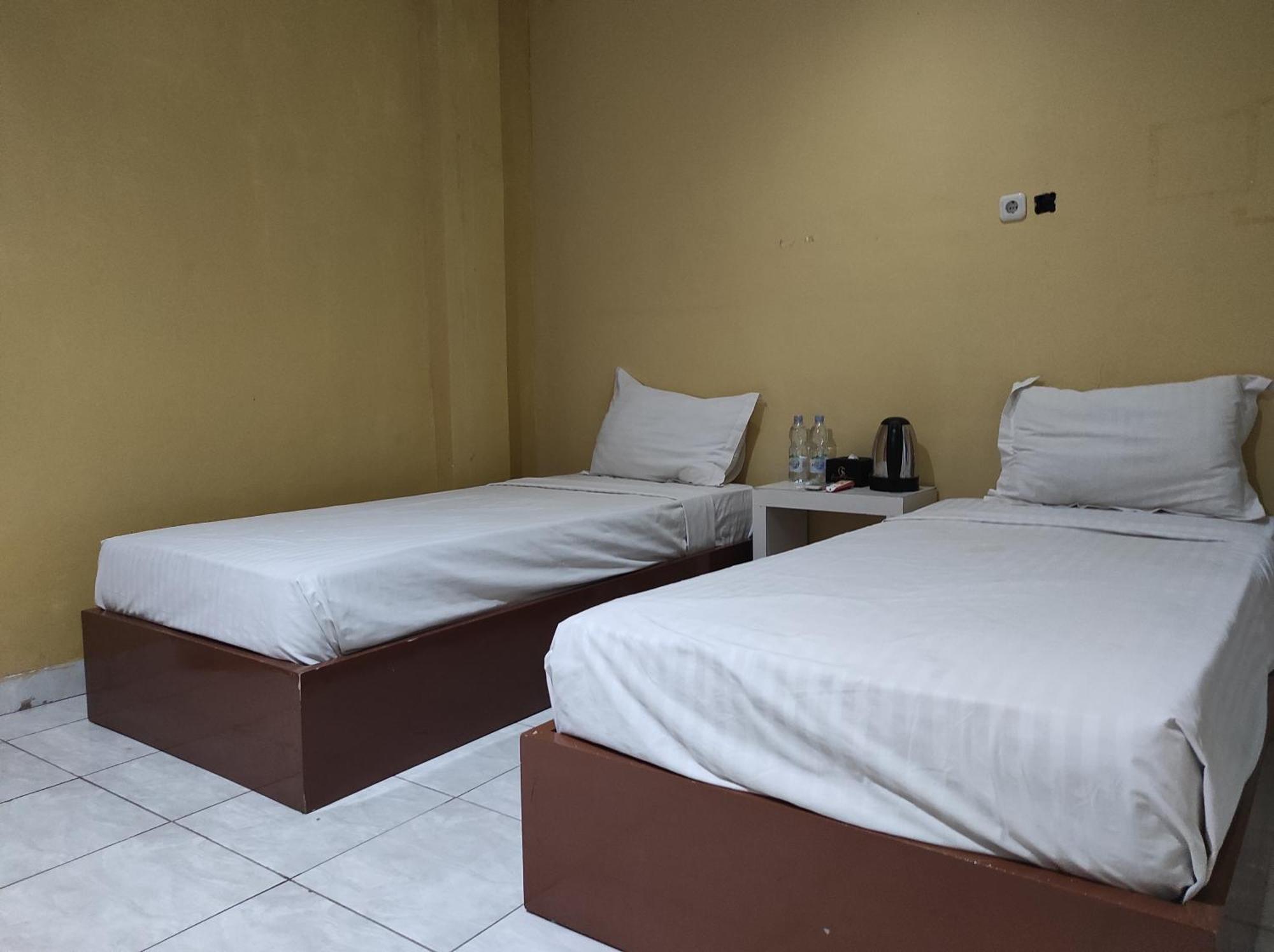 Oyo 93411 Syariah Hotel Tomborang Karema Exterior photo